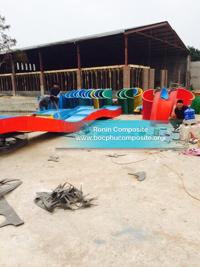 Cầu trượt bể bơi